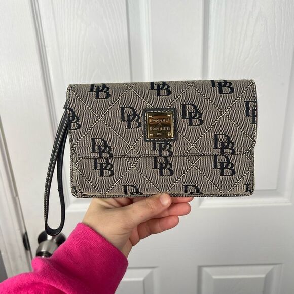 Dooney & Bourke Maxi Quilt Milly Wristlet NWOT $118 MSRP